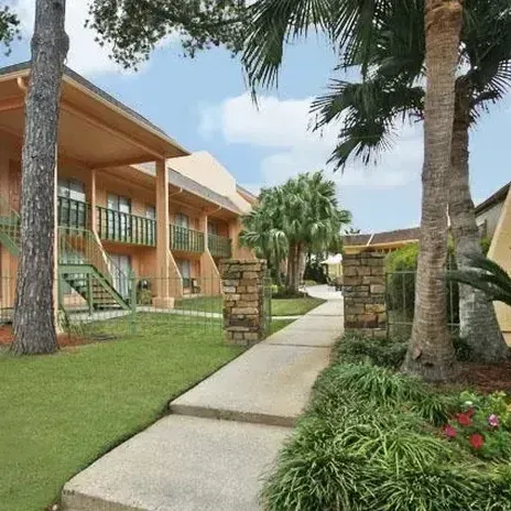 Forest Isle Apartments gallery photo 10